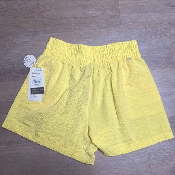 NWT Vuori Villa Textured Crop Tank and Shorts Set in Sunshine Yellow, size M - Picture 4 of 5